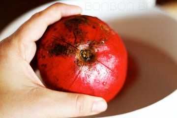 How to clean a pomegranate