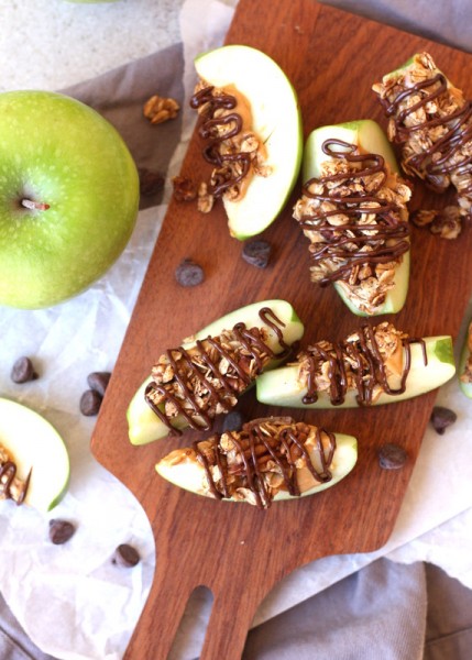 Um yes please!! Great kids snacks (and I will take a slice, too!) Chocolate Peanut Butter Apple Bites with Toasted Maple Pecan Granola