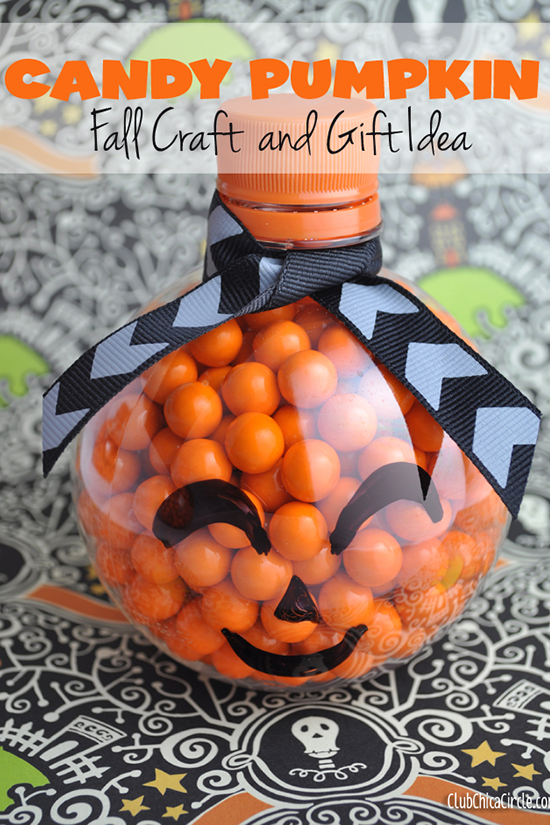 Looking for a simple but fun idea for DIY Halloween teacher gifts or party favors? Club Chica Circle has the answer.